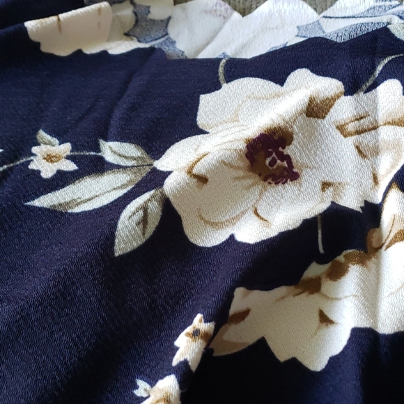 FLASH SALE 4 for $20💖Floral Scallop Edge Top - Picture 8 of 8